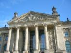 Před budovou Reichstagu [nové okno]