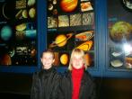 Děvčata u panelů, zobrazujících planety Sluneční soustavy [nové okno]