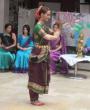 Rásabihárí Dásí, členka Centra pro védská studia, předvedla dětem tradičný indický chrámový tanec Bharata-Natjam.Mnozí žáci a učitelé ocenili i její krásný oděva líčení. [nové okno]